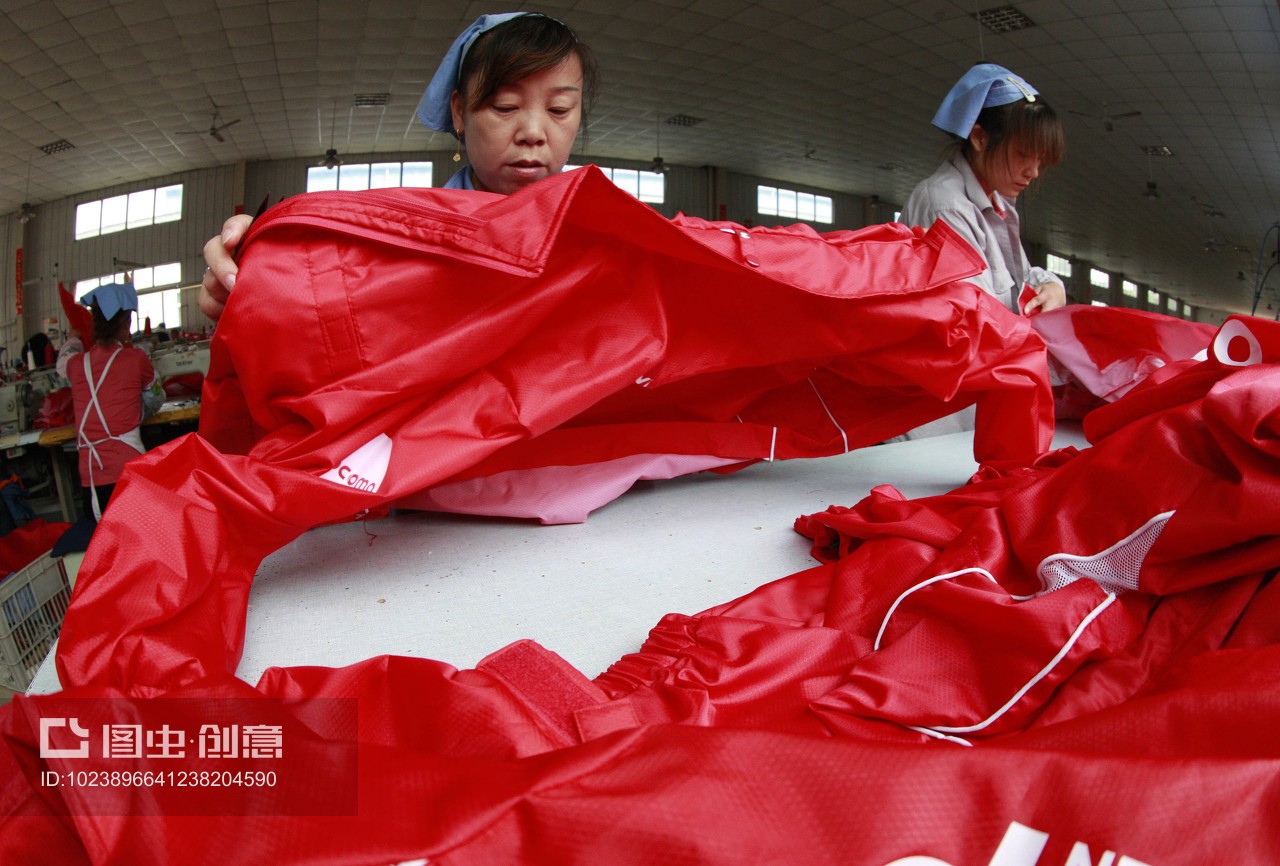 安徽省淮北市秋艷服裝廠,女工在生產車間內加工出口到歐美地區的服裝產品。